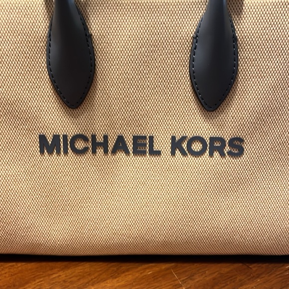 Michael Kors Mirella CrossBody with detachable strap - Picture 2 of 9